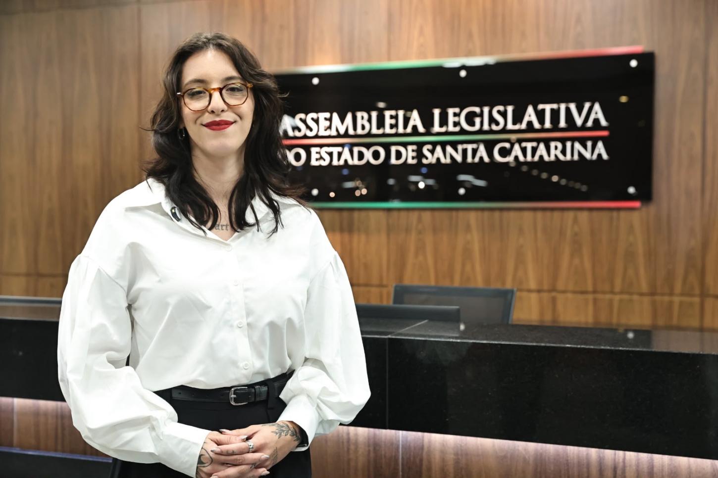 Deputada feminista Carolline Sardá anuncia a agenda de trabalho na Alesc para o enfrentamento à violência contra as mulheres em Santa Catarina