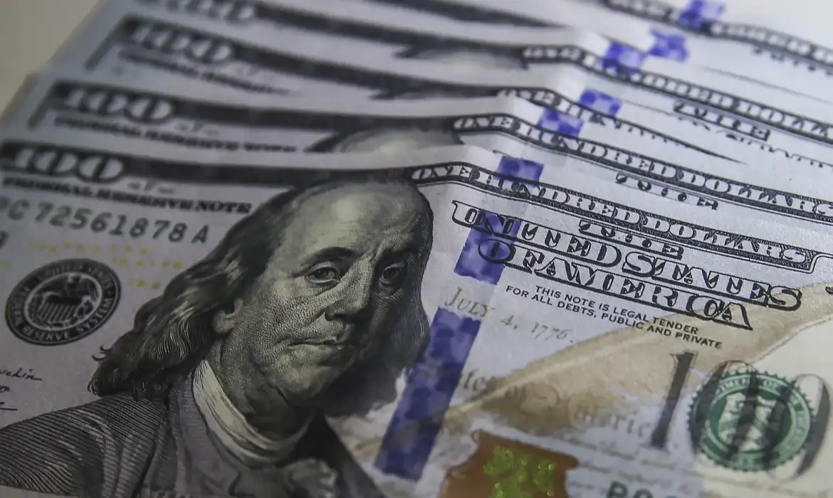 Dólar cai para R$ 5,17 após anúncio de recompra de títulos nos EUA