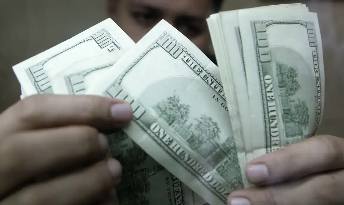 Dólar sobe a R$ 5,19 após tom mais duro de presidente do Fed