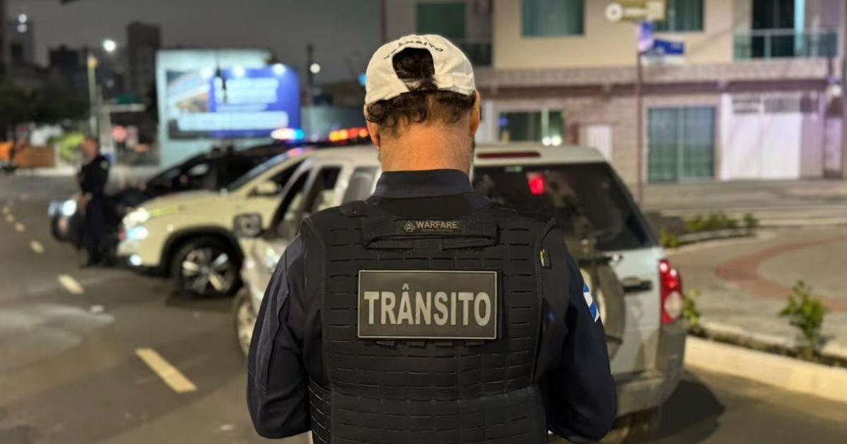 Duas motos se envolvem em acidente na Praia dos Amores e deixa uma pessoa ferida