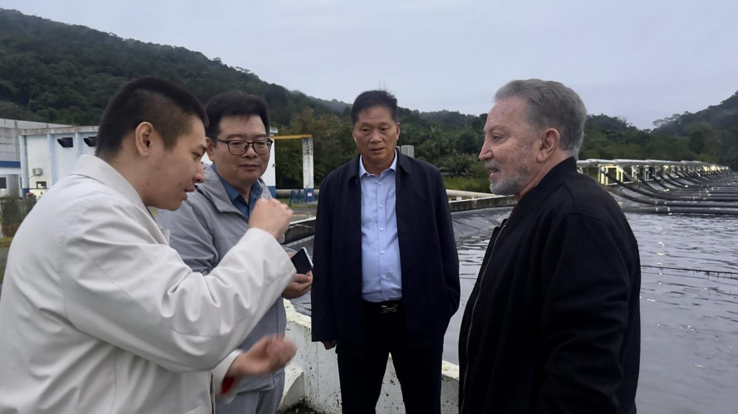 Empresários chineses conhecem estrutura de tratamento de esgoto da Emasa