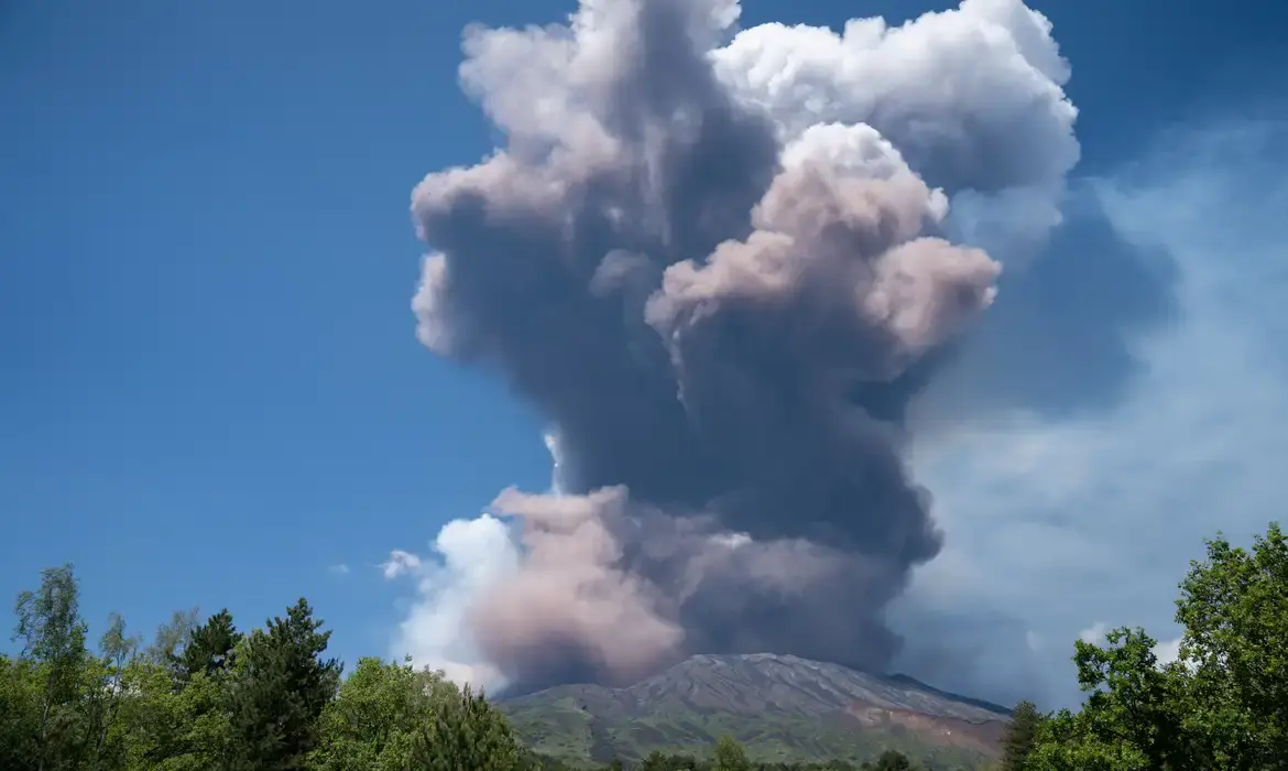 Erupção do Etna prolonga fechamento de aeroporto na Sicília