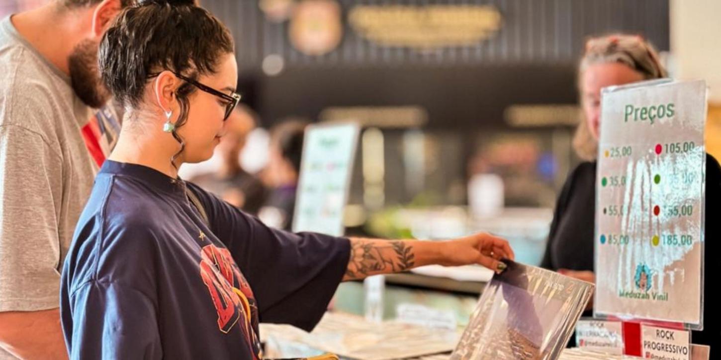 Feira de Vinil reúne colecionadores, apaixonados por música e curiosos no Itajaí Shopping