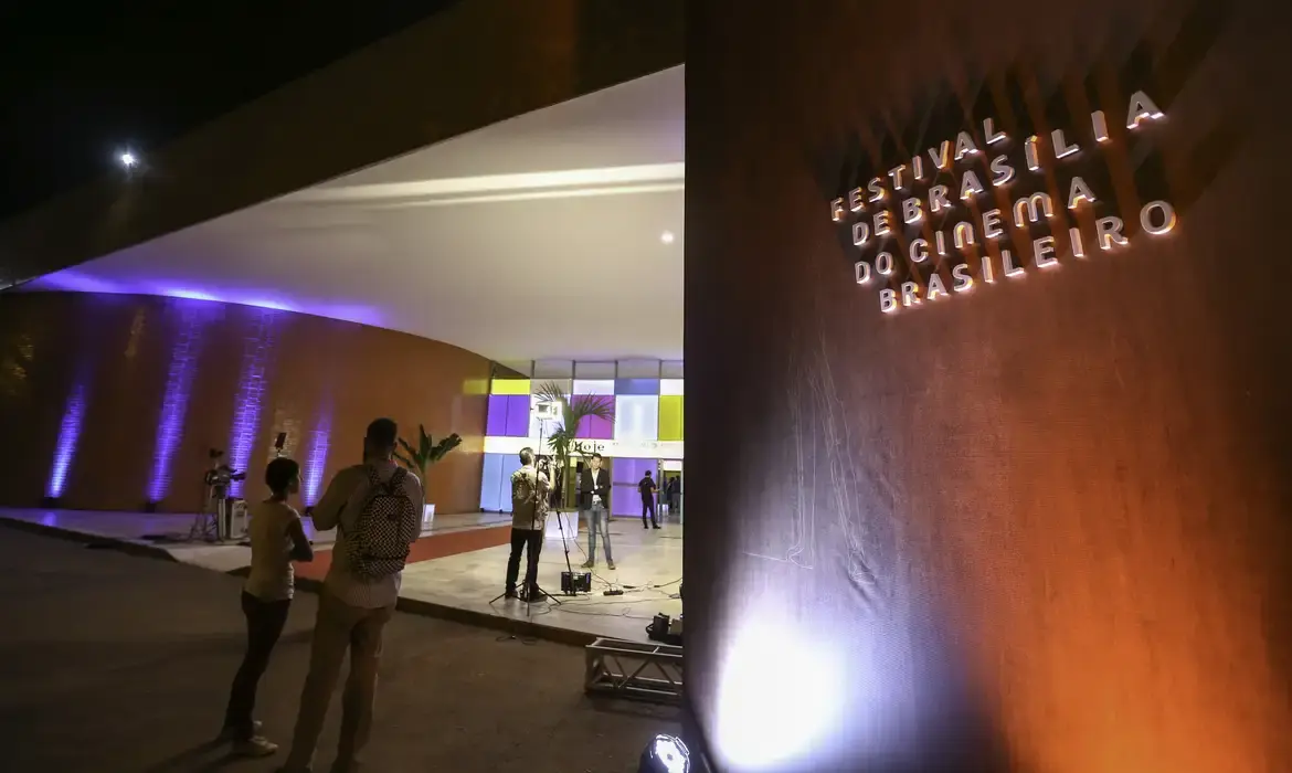 Festival de cinema de Brasília é cancelado; classe artística repudia