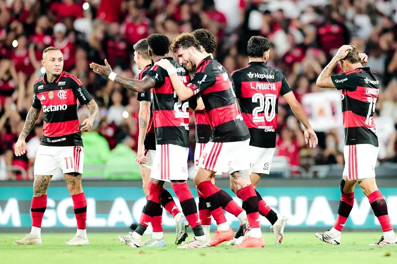 Flamengo é salvo por gol anulado, atropela o Botafogo e pressiona o líder