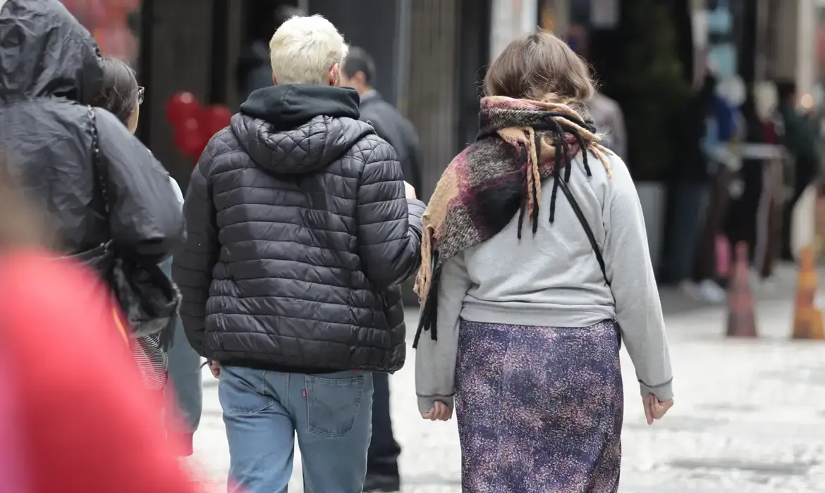Frente fria associada a ciclone baixa temperatura no Sul do país