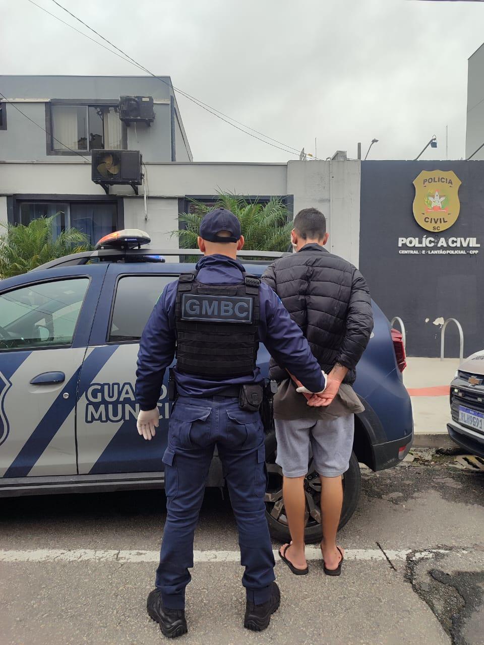 Guarda Municipal de Balneário Camboriú prende homem por desacato e ameaça a funcionários públicos