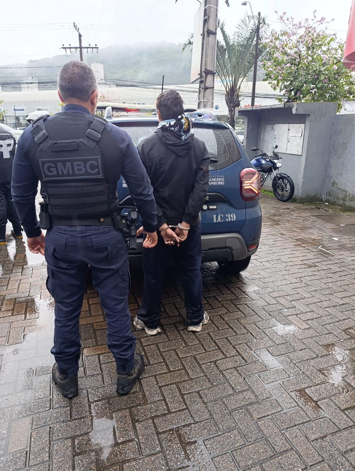 Guarda Municipal prende homem e recupera bicicleta de trabalhador em Balneário Camboriú