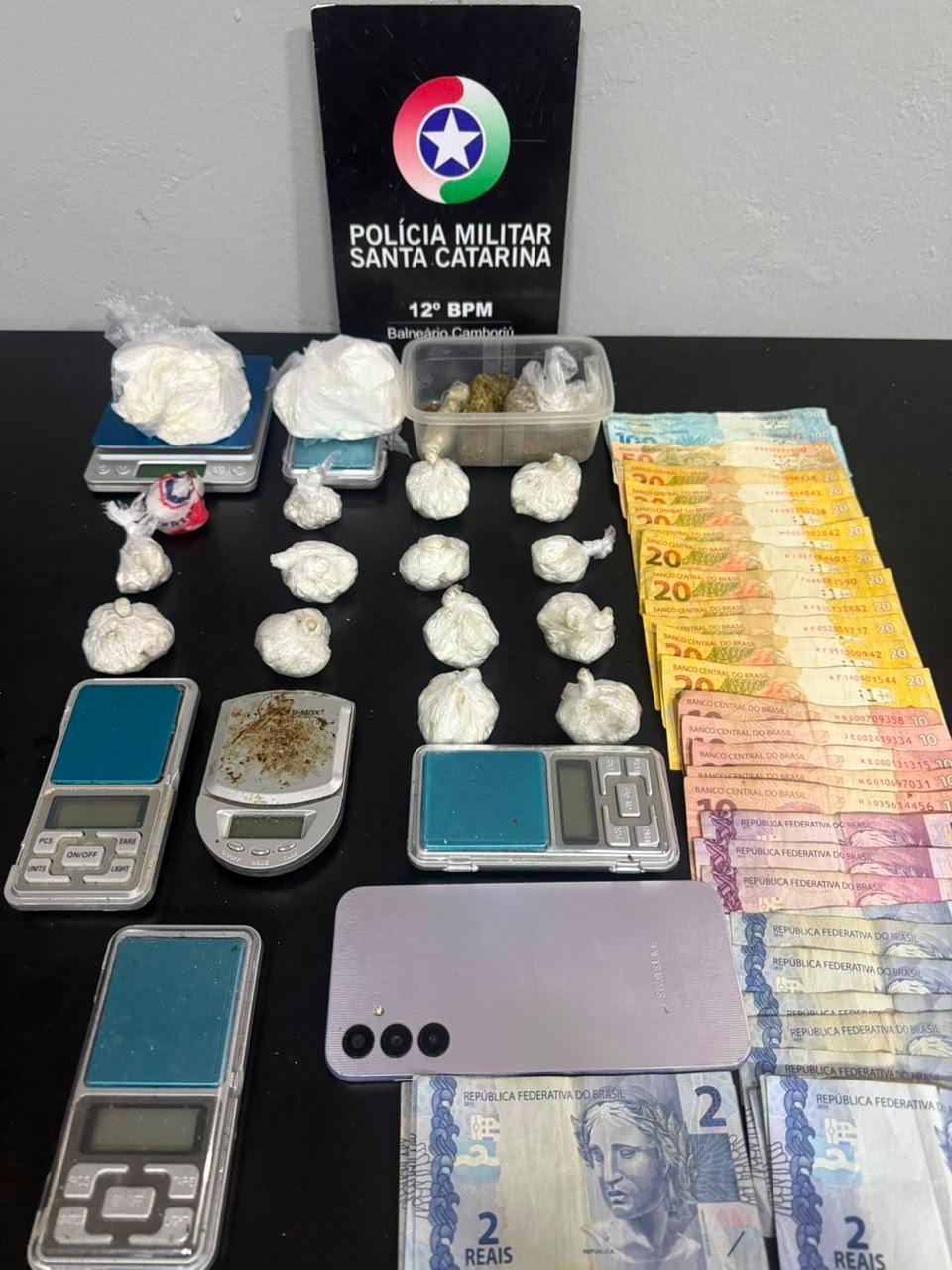 Homem com mandado de prisão em aberto é preso com mais de 300 gramas de drogas em Camboriú 