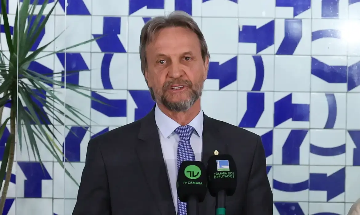 Líder do PT passa mal e Câmara suspende votações