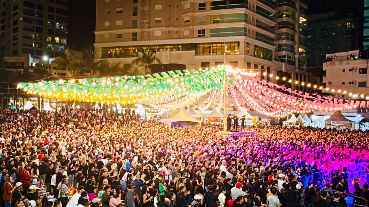 Mais de 25 mil pessoas prestigiam a primeira noite do 8º Arraiá Solidário de Itapema