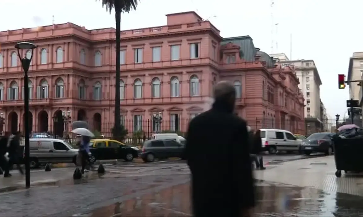 Mobilizações levam Milei a recuar sobre venda de terras a estrangeiros