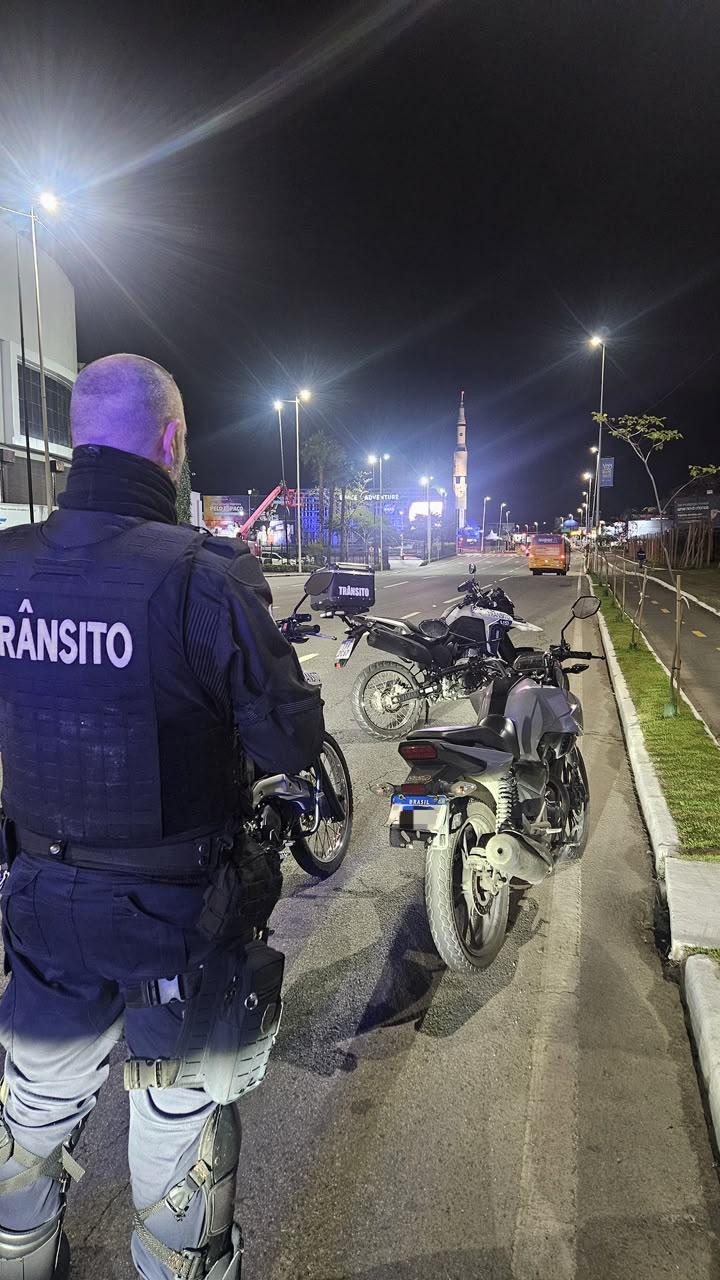 Motocicleta com placa levantada é apreendida em Balneário Camboriú