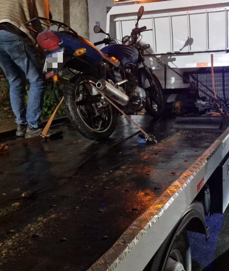 Motociclista sem CNH tenta fugir de abordagem e é abordado após acompanhamento