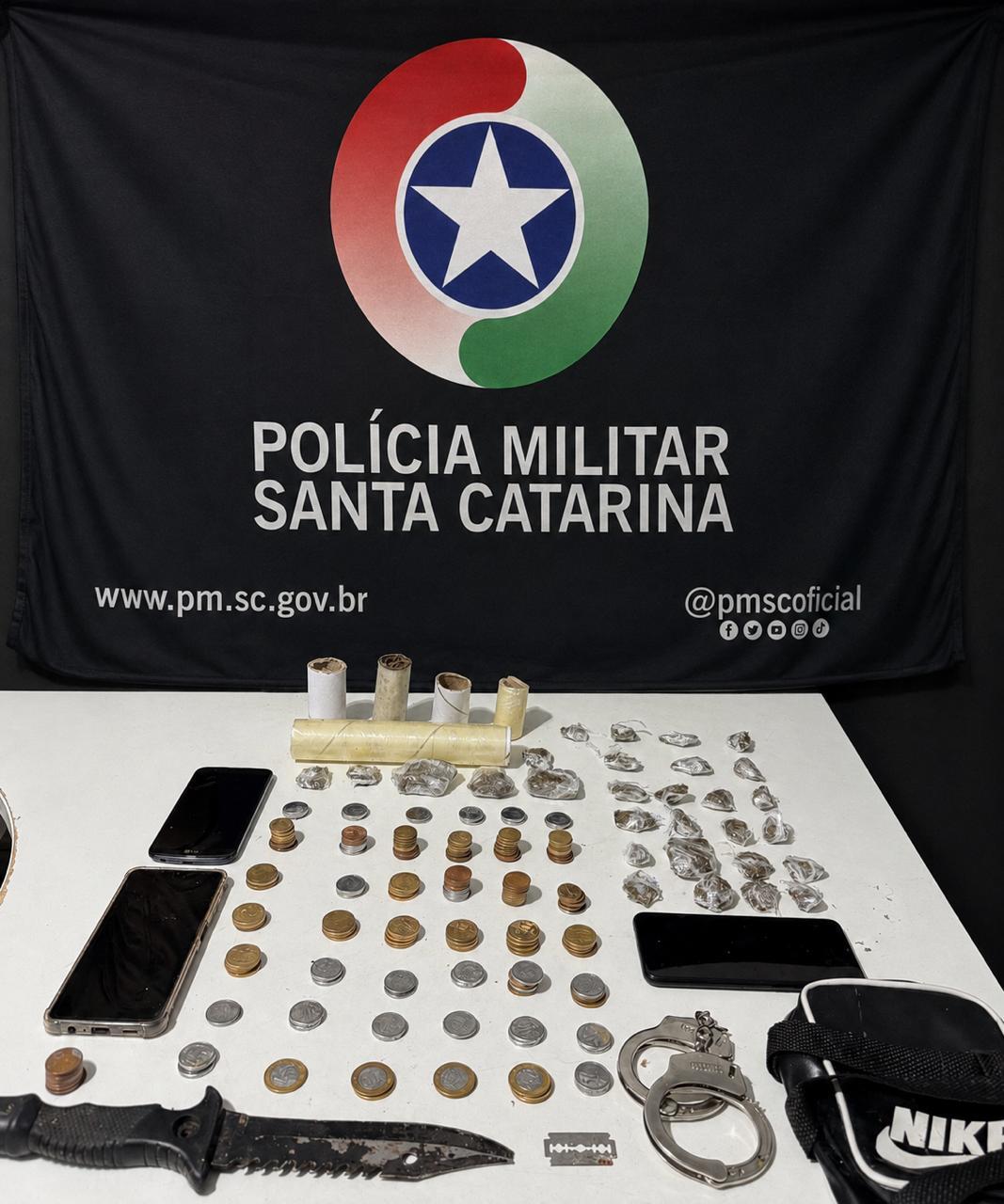 Mulher é presa após PM localizar drogas e materiais usados no tráfico no Beco da Nice