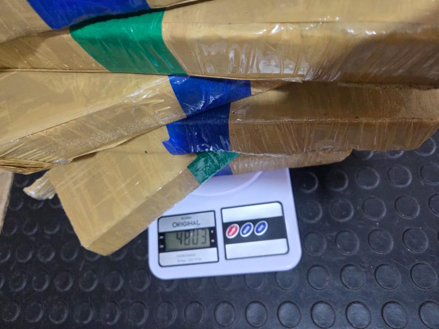 Polícia Militar apreende aproximadamente 4,8 kg de maconha durante coleta de lixo em Camboriú