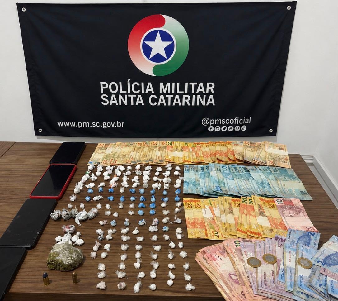 Polícia Militar apreende drogas, munições e dinheiro durante ação contra o tráfico