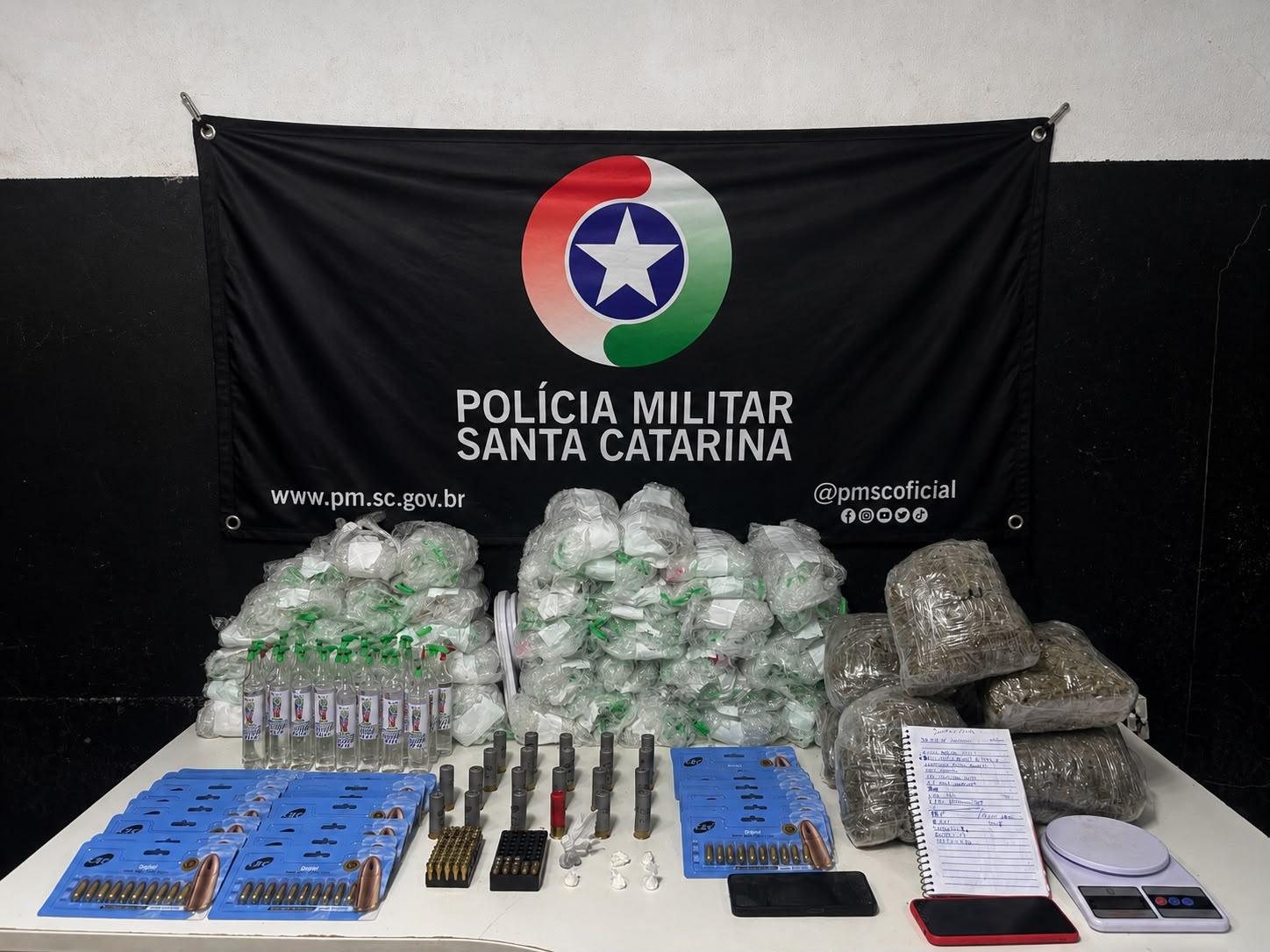 Polícia Militar apreende mais de 3 kg de maconha, lança-perfume e munições