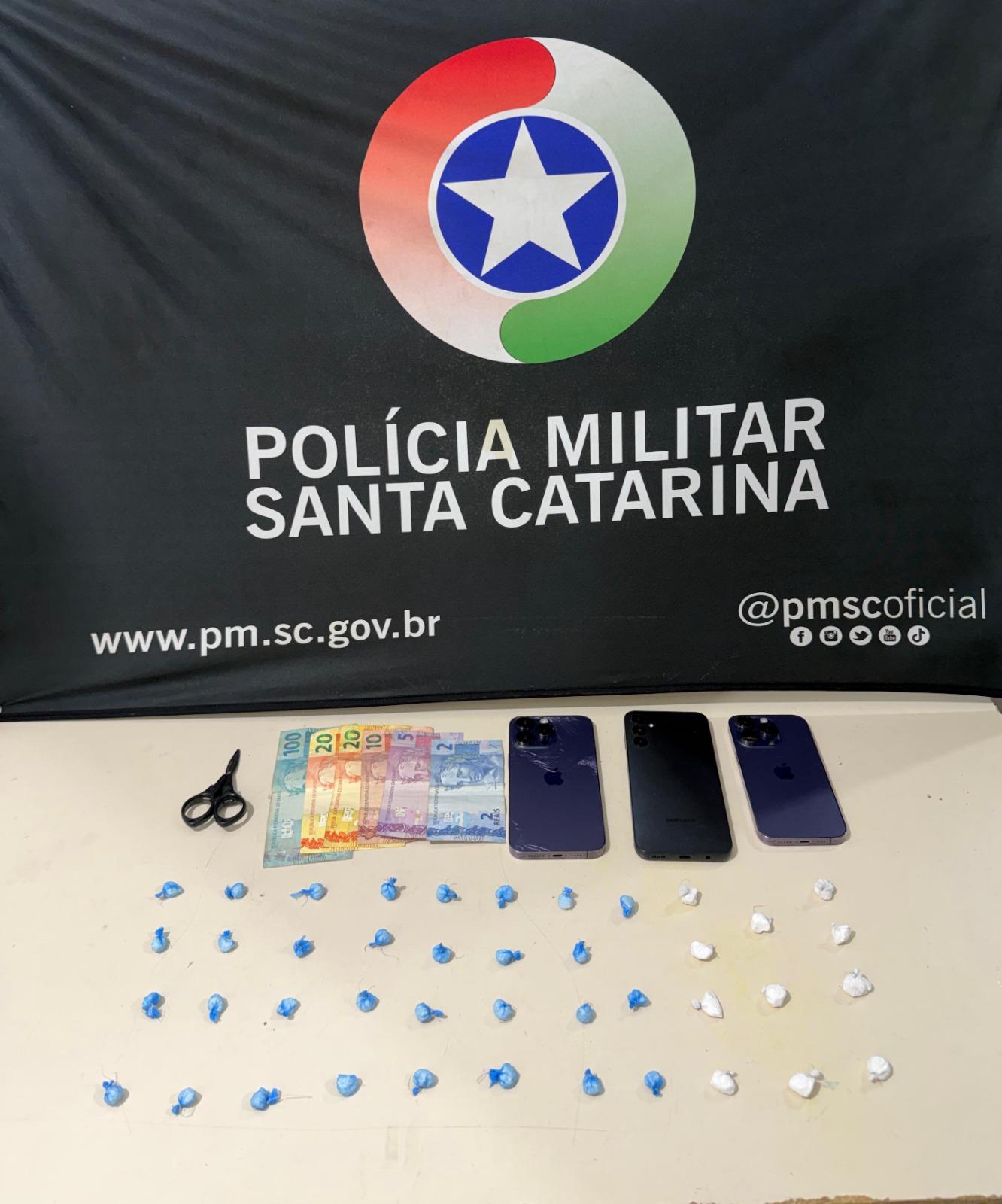 Polícia Militar prende dupla e apreende adolescente por tráfico de drogas em Tijucas 
