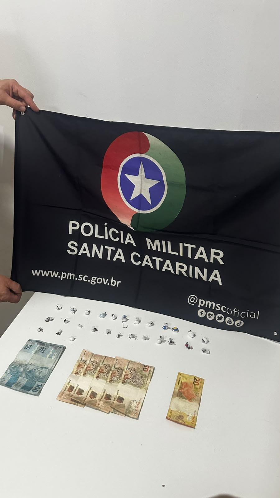 Polícia Militar prende homem por tráfico de drogas e apreende crack e dinheiro em Tijucas