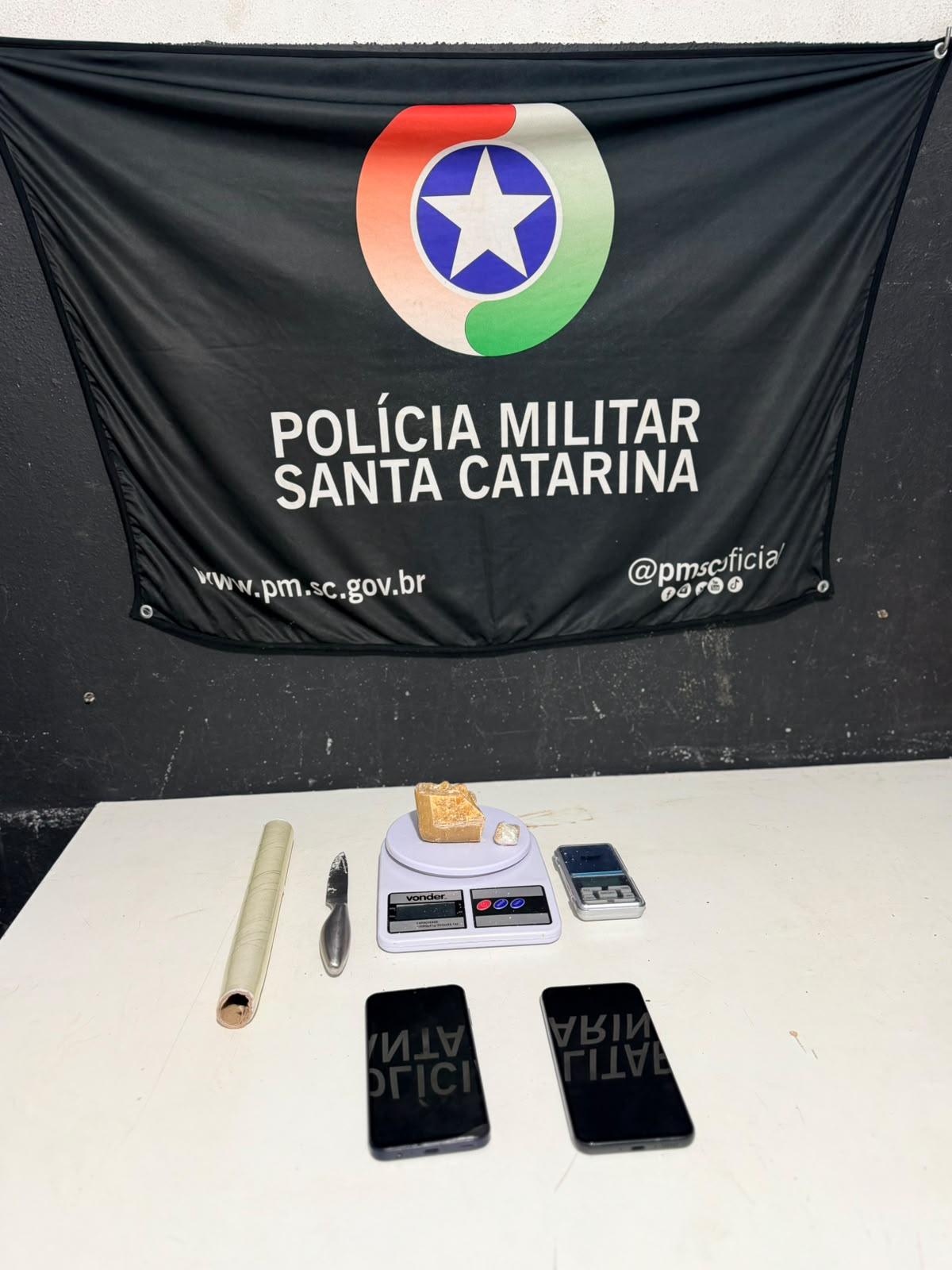 Polícia Militar prende homens com mandado de prisão e tráfico de drogas