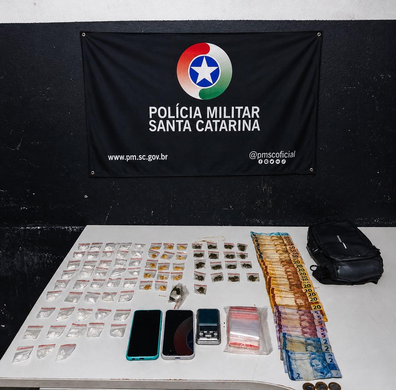 Polícia Militar prende três indivíduos por tráfico de drogas em Itajaí