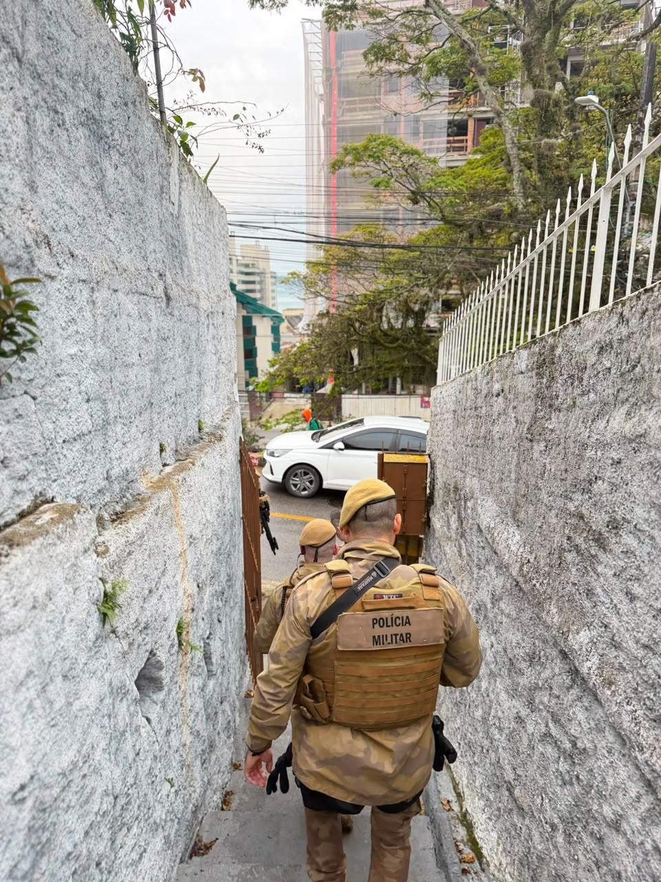 Polícias Militar e Civil cumprem mandados de busca e apreensão e prisão em Itapema, São José e Florianópolis