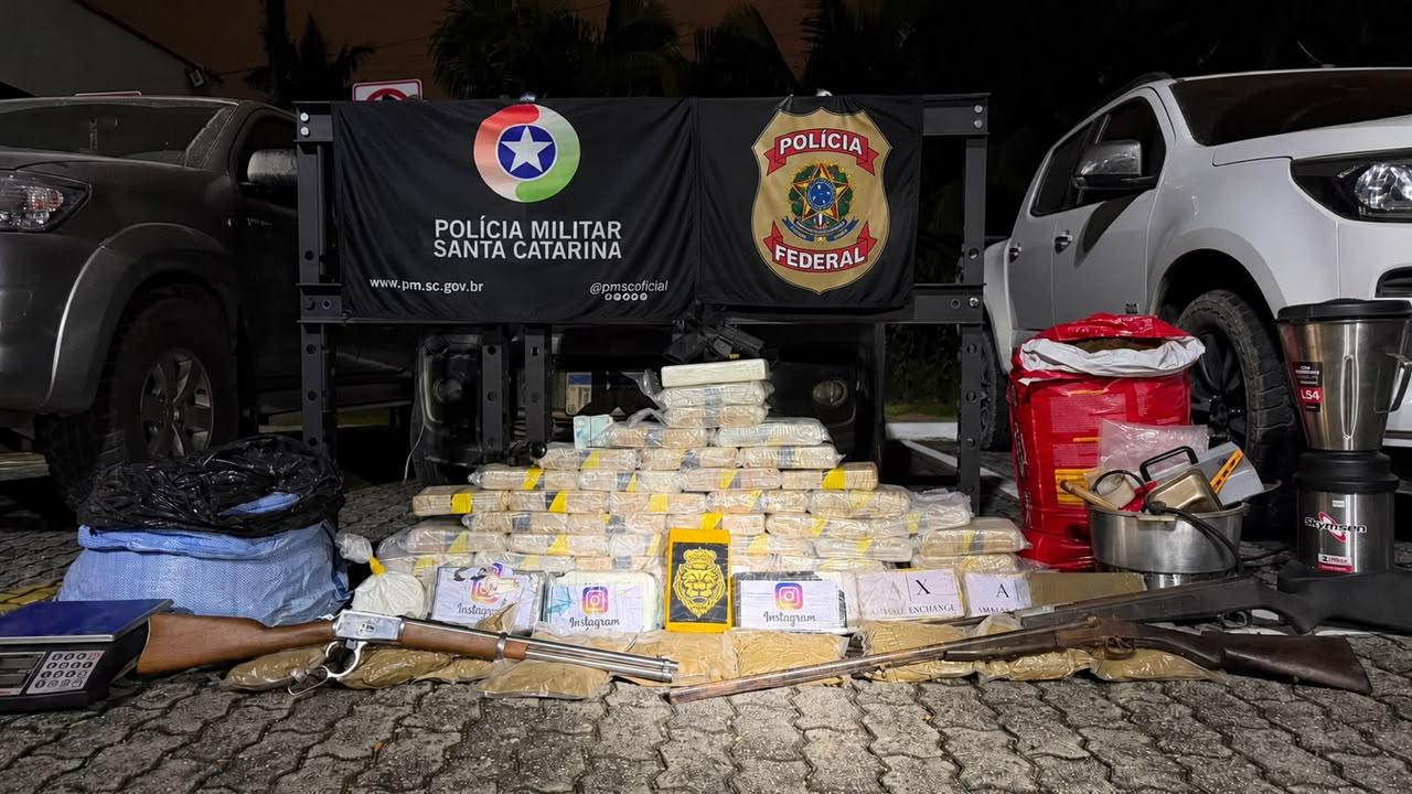 Polícias Militar e Federal apreendem drogas e armas de fogo em Araquari