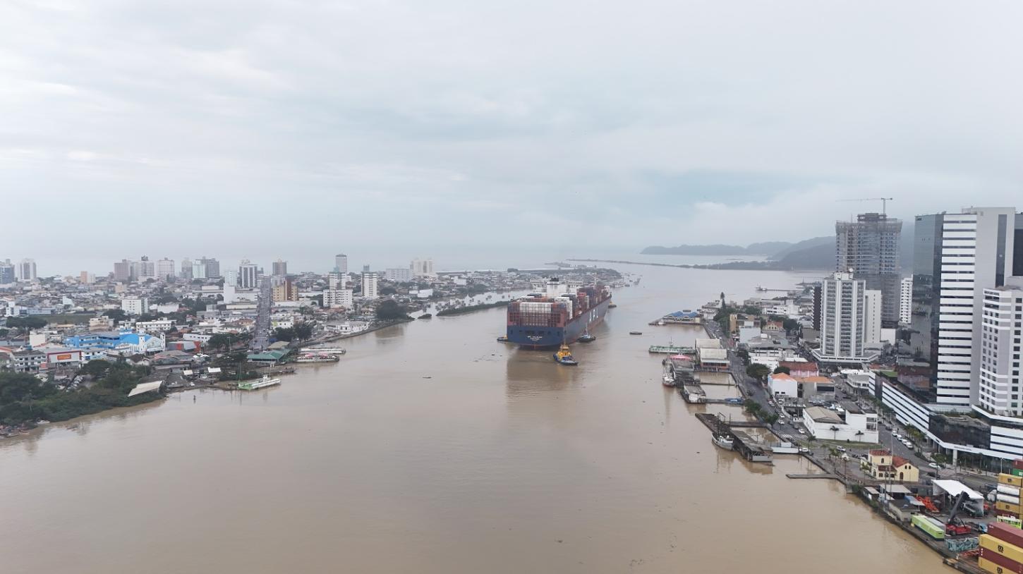 Porto de Itajaí recebe navio de 347 metros em operação recorde da JBS Terminais