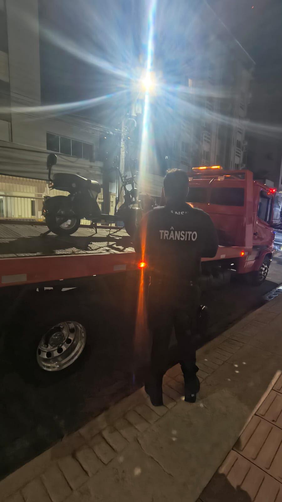 Autopropelido é removido após ser estacionado sobre a calçada