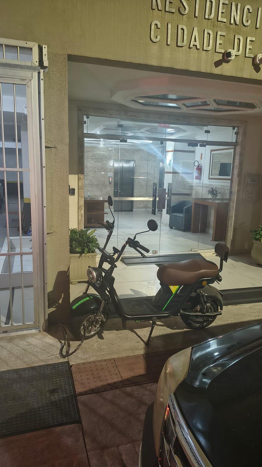 Autopropelido é removido após ser estacionado sobre a calçada