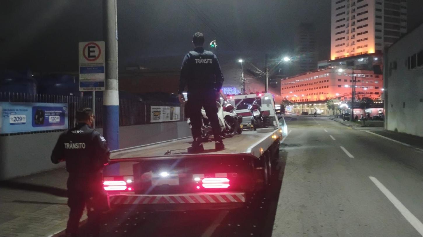 Agentes de trânsito removem duas motocicletas e uma motoneta durante