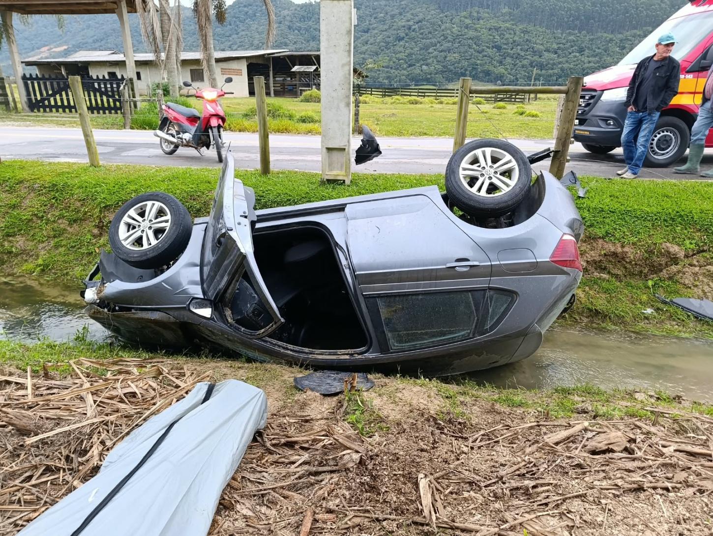Veículo acidentado em Tijucas