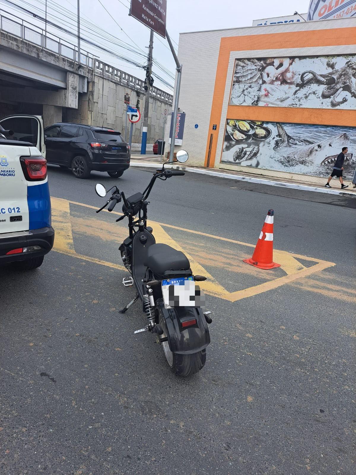 Veículo sobre a ciclofaixa