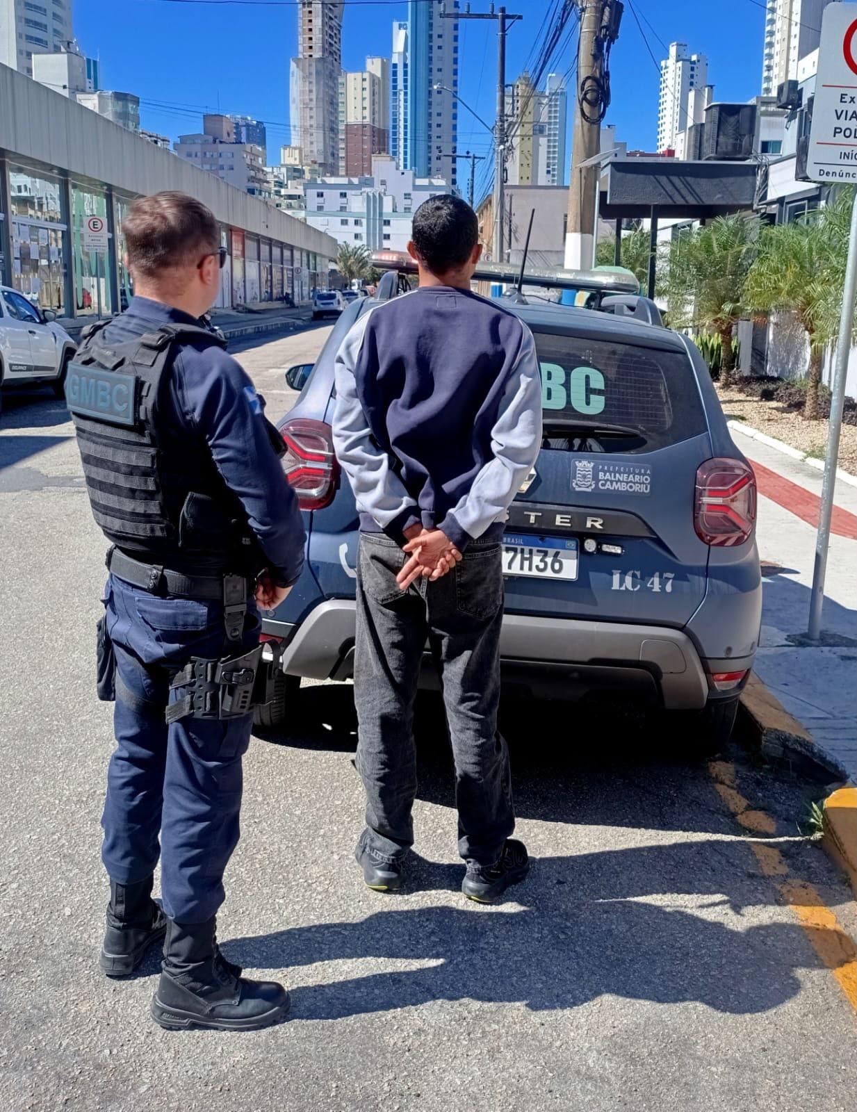 Guarda Municipal de Balneário Camboriú prende homem por direção perigosa e desobediência