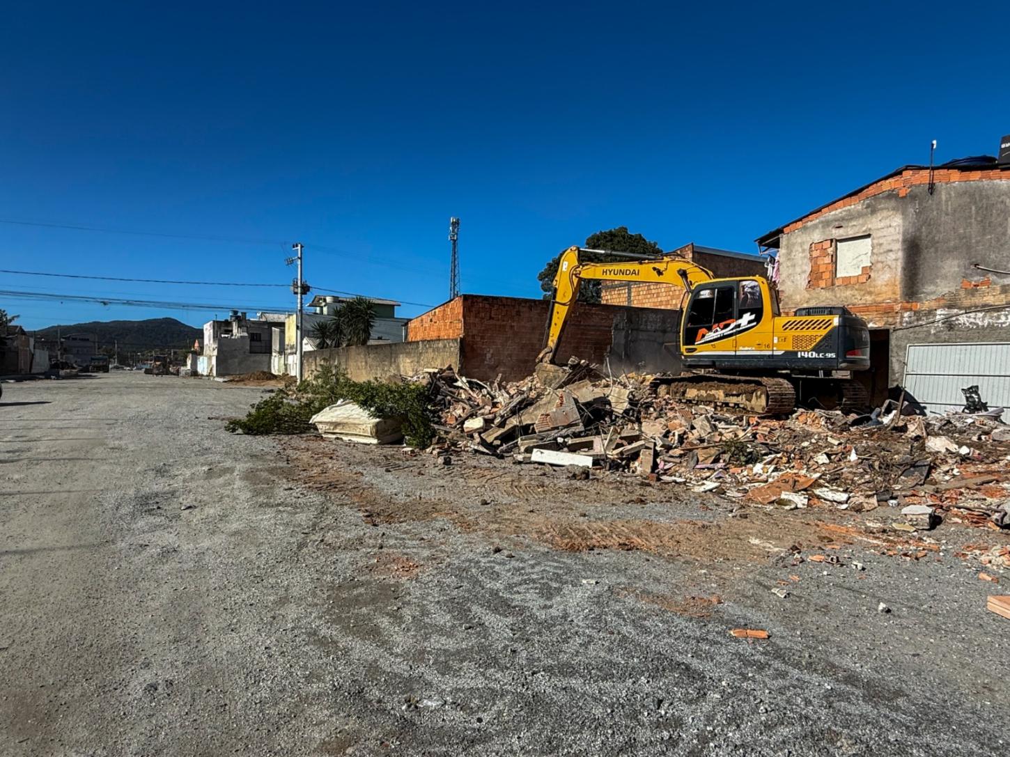 Última residência do trecho licitado da Avenida Prefeito Meirinho é demolida