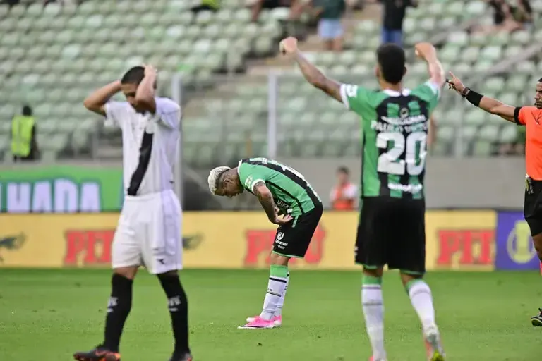 Os jovens da Ponte Preta não seguraram o Coelho – Foto: Mourão Panda / América