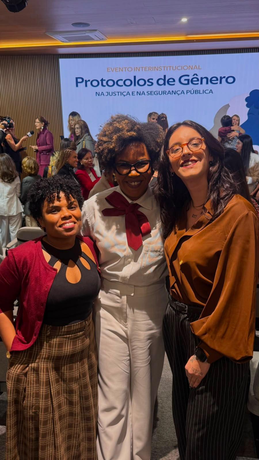 Deputada Carolline Sardá e a assessora jurídica Caroline Santana Figueredo com a advogada Fayda Belo  (Foto: Isabelly Victoria Freire de Sousa - @eu_isavics)