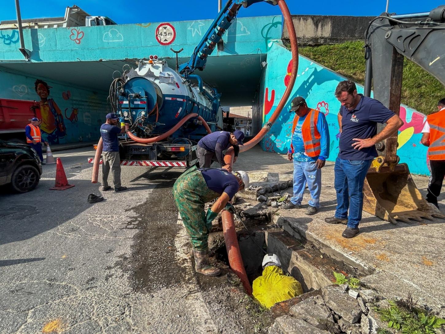 Prefeitura de Balneário Camboriú desobstrui sistema de drenagem no túnel da BR-101, no Nova Esperança