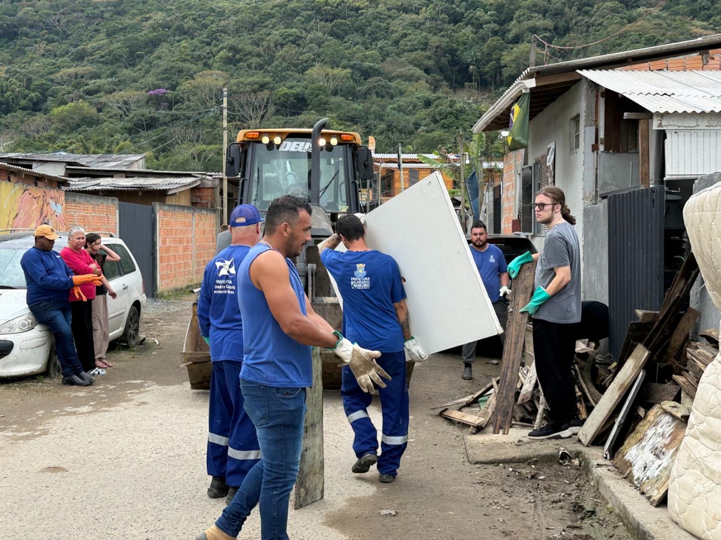 Prefeitura de Balneário Camboriú promove mutirão de limpeza na Vila Fortaleza