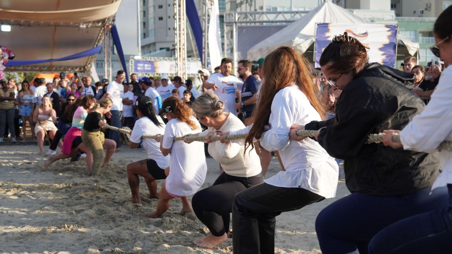Primeiro dia do 8º Arrancadão de Canoas Artesanais reúne grande público na Praia Central de Balneário Camboriú