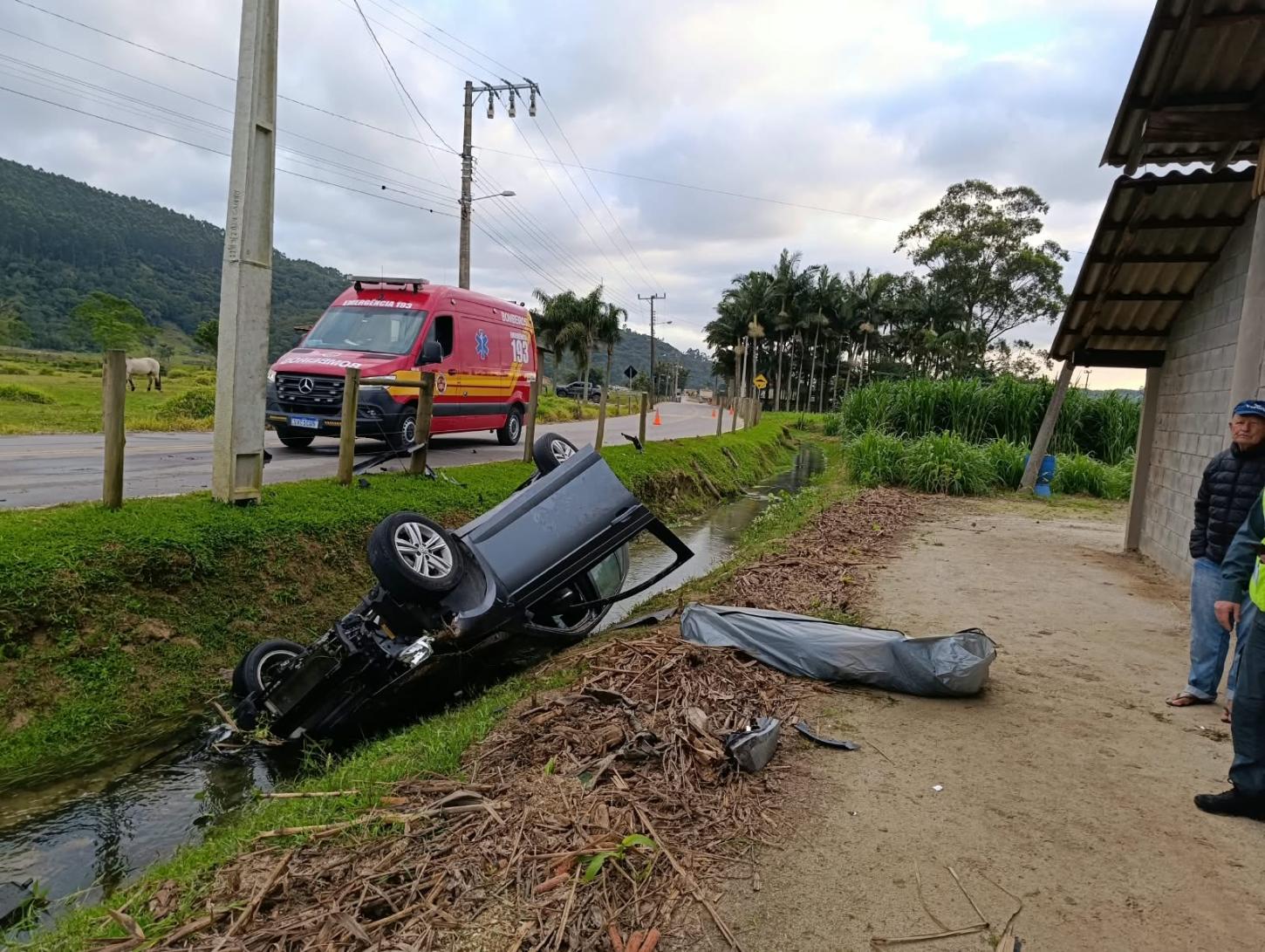 Saída de pista e queda em córrego mata motorista afogado