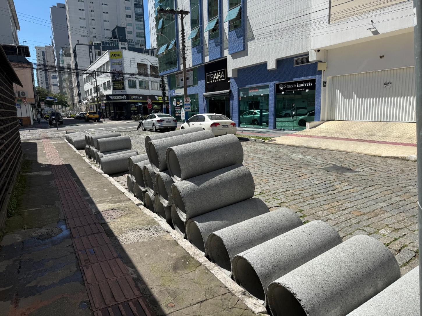 Secretaria de Obras executa rede de drenagem na Rua 100 nesta segunda-feira