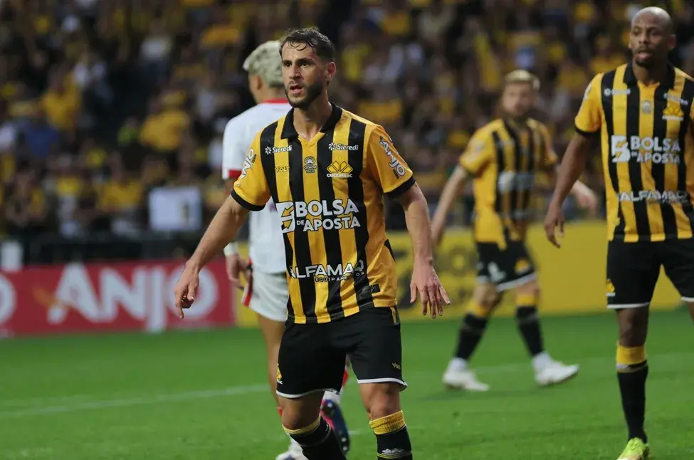 Série B: Criciúma defende liderança em domingo de briga por G6