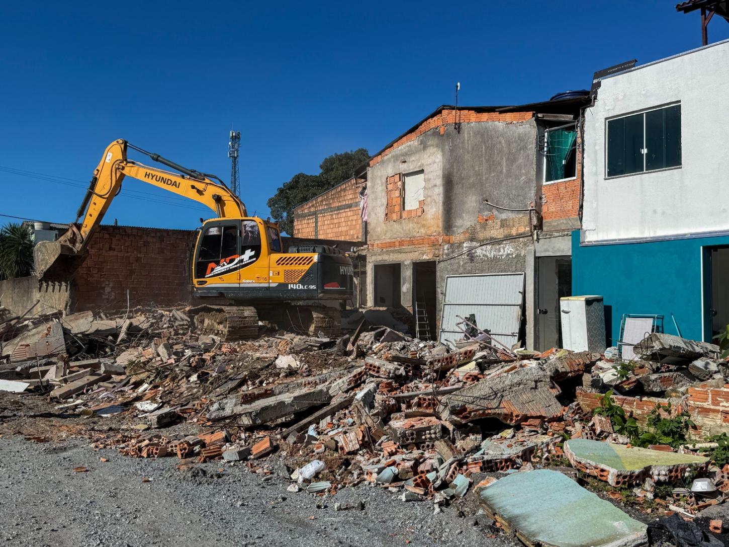 Última residência do trecho licitado da Avenida Prefeito Meirinho é demolida