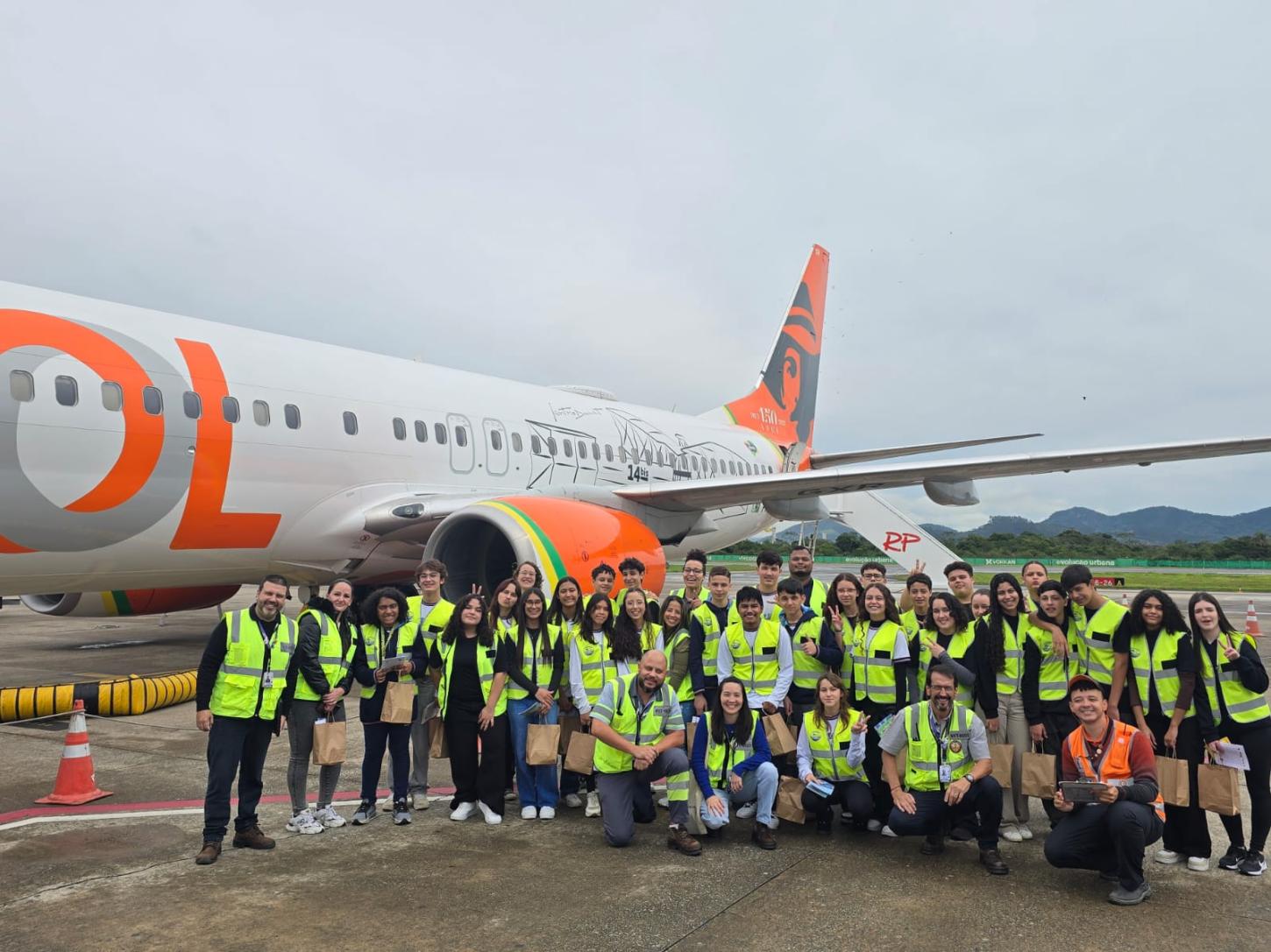 Aeroporto de Navegantes apresenta rotina operacional a estudantes da rede municipal