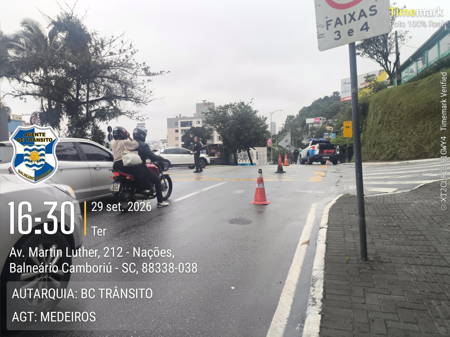 Agentes de Trânsito atendem acidente com vítima em frente ao Balneário Shopping e queda de motoneta na Avenida Martin Luther