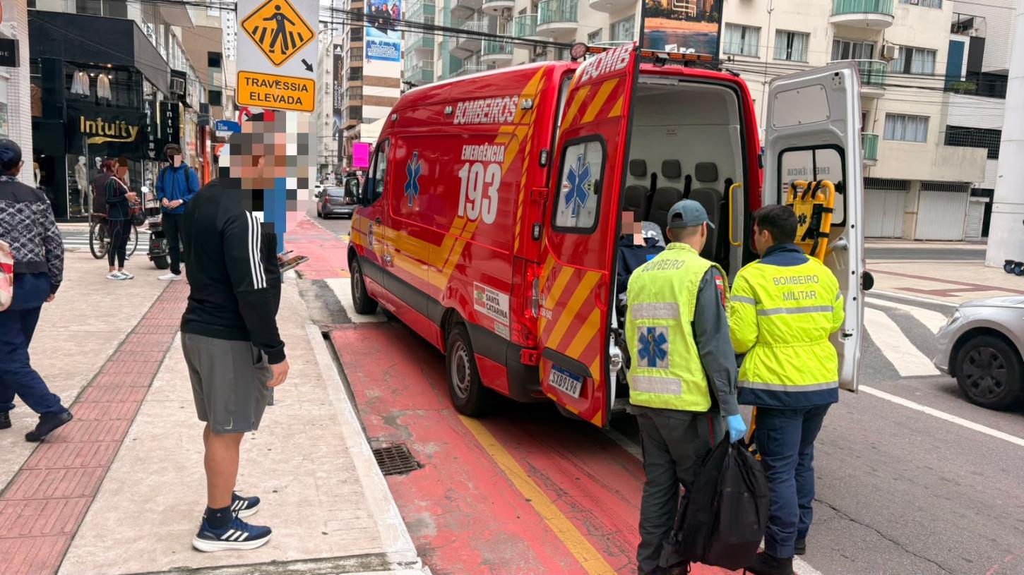 Agentes de Trânsito atendem acidente envolvendo autopropelido na Avenida Brasil e choque de motocicleta e dois veículos estacionados