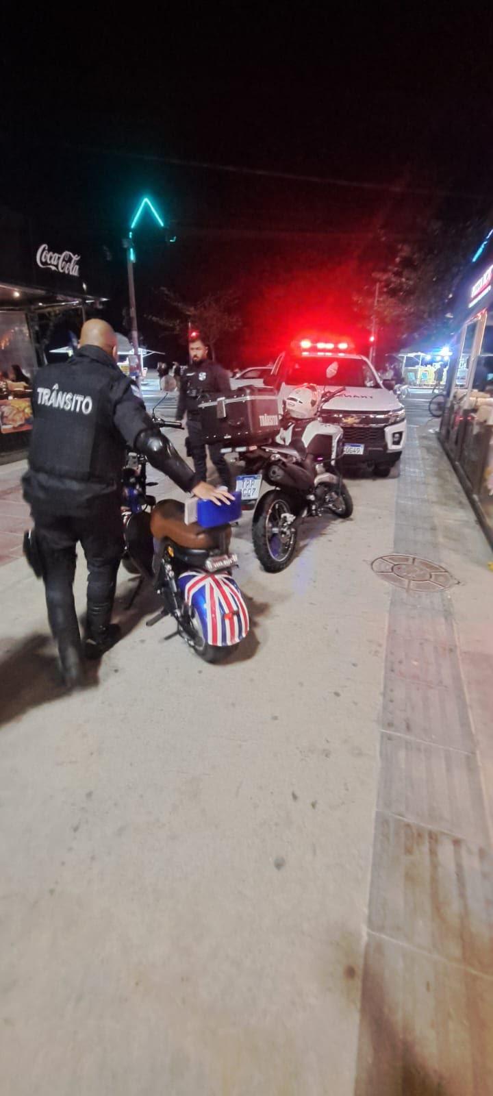 Agentes de Trânsito removem autopropelido e ciclomotor durante fiscalizações em Balneário Camboriú