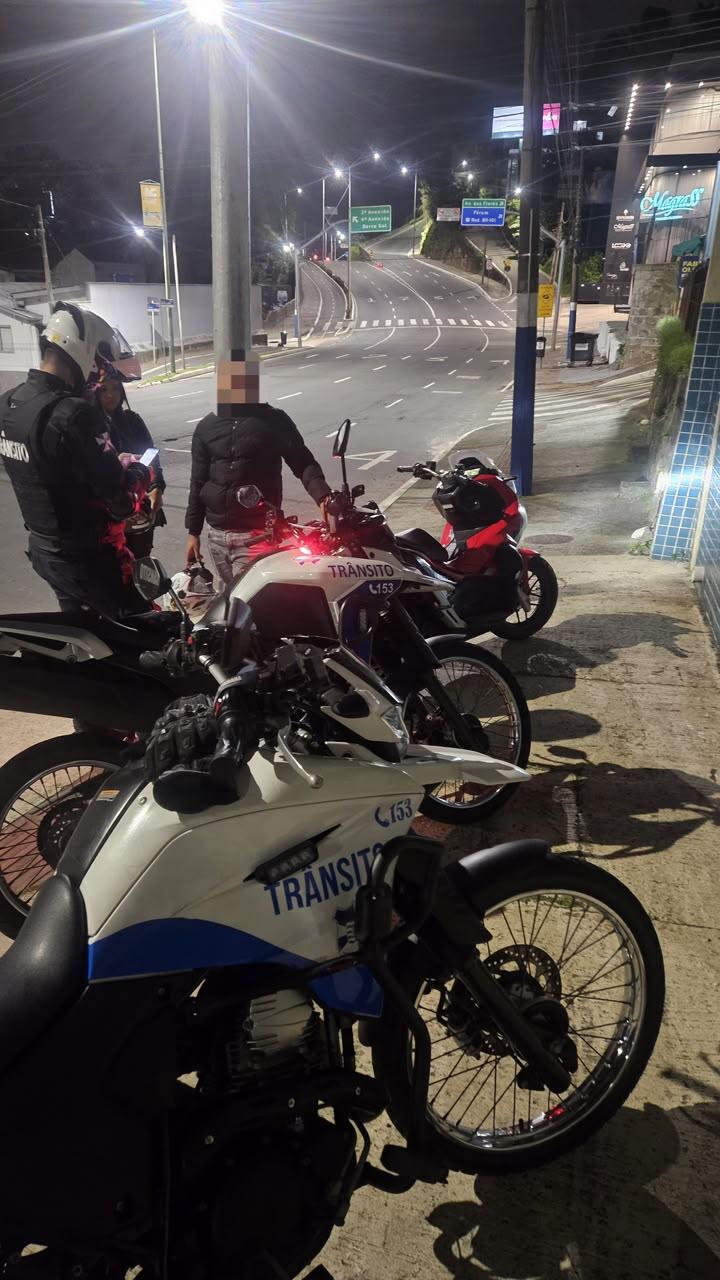 Agentes de Trânsito removem motoneta com licenciamento vencido durante fiscalização - Confira as alterações do trânsito nesta quarta-feira